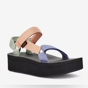 New Teva Flatform Universal Platform Sandal (size 6)